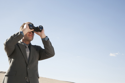 businessman-with-binoculars_BFu7P8RBs